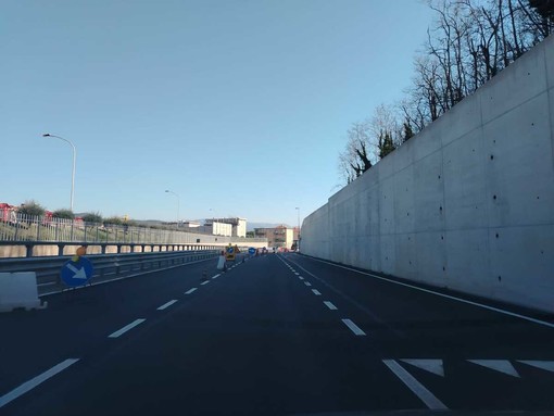 Savona, nuove limitazioni al traffico nel tunnel di via Caravaggio, stop a camion alti più di 4,5 metri Savona, nuove limitazioni al traffico nel tunnel di via Caravaggio, stop a camion alti più di 4,5 metri