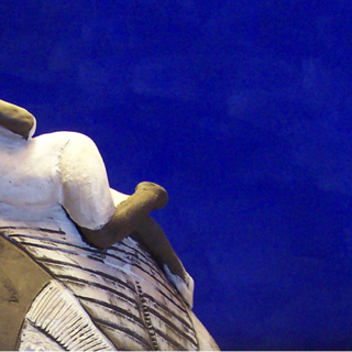 Manuela Incorvaia, Donna nel Vento, scultura in ceramica.