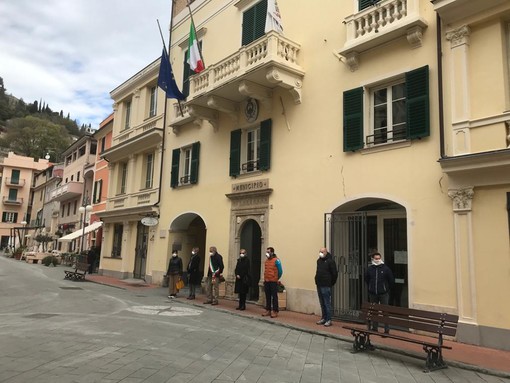 Anche a Pietra Ligure e Giustenice bandiere a mezz'asta e minuto di silenzio per ricordare le vittime del Coronavirus (FOTO)