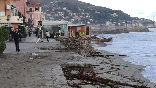 Alassio: spiagge invase dai detriti, Avogadro: "Non dovrebbe occuparsene chi gestisce la nettezza urbana"
