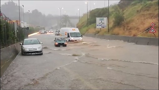 Allerta meteo, violenti temporali sulla costa: allagamenti e disagi a Savona  (AGGIORNAMENTI IN CORSO)