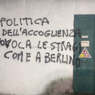 Cairo, scritte contro i migranti sulle mura del "Cesare Brin" (FOTO)