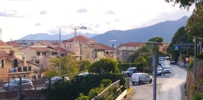 Pietra, Carrara: "Con il senso unico sul lungomare peggiorata la qualità della vita di molte persone"