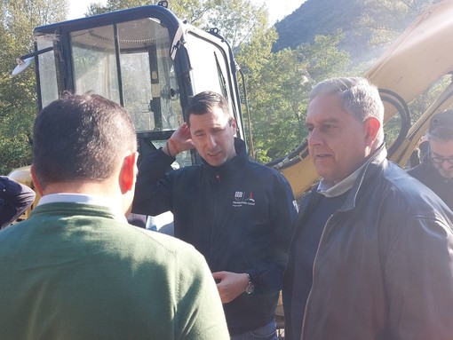 Savona, soprallugo di Toti e Giampedrone sulla Sp 12 colpita dal maltempo: "Cantiere già aperto, lavori conclusi entro fine anno" (FOTO e VIDEO) Savona, soprallugo di Toti e Giampedrone sulla Sp 12 colpita dal maltempo: "Cantiere già aperto, lavori conclusi entro fine anno" (FOTO e VIDEO)