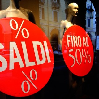Saldi invernali, si parte il 5 gennaio. Federmoda Savona: "Cinque consigli per i consumatori"