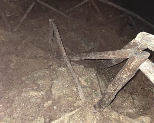 Savona, i vandali di nuovo in azione spaccano le staccionate del sentiero che sale alla Madonna degli Angeli Savona, i vandali di nuovo in azione spaccano le staccionate del sentiero che sale alla Madonna degli Angeli