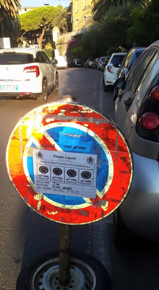 Rifacimento della segnaletica stradale in pieno agosto a Finale: le proteste dei cittadini Rifacimento della segnaletica stradale in pieno agosto a Finale: le proteste dei cittadini