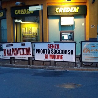 Albenga ai ciclisti della Milano-Sanremo: “Senza Pronto Soccorso si muore”. Monsignor Borghetti: “La città ha bisogno di un presidio” (FOTO)