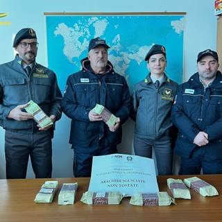 Sequestrati 600 kg di arachidi provenienti dalla Cina: rilevata la presenza di aflatossina in quantità superiori ai limiti UE Sequestrati 600 kg di arachidi provenienti dalla Cina: rilevata la presenza di aflatossina in quantità superiori ai limiti UE