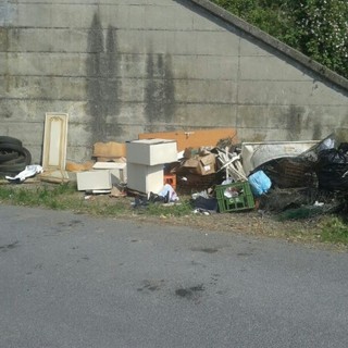 Spazzatura abbandonata in diversi punti di Cairo Montenotte Spazzatura abbandonata in diversi punti di Cairo Montenotte