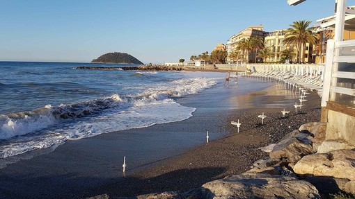 Via le prime file di sdraio e ombrelloni causa mareggiata. La situazione in Provincia di Savona Via le prime file di sdraio e ombrelloni causa mareggiata. La situazione in Provincia di Savona