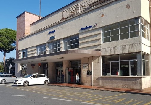 Albenga, minaccia di gettarsi sotto il treno: donna salvata alla stazione