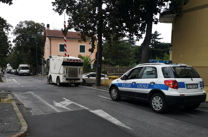 Loano, spazzatrice urta la sbarra del passaggio a livello: piccoli disagi alla circolazione ferroviaria Loano, spazzatrice urta la sbarra del passaggio a livello: piccoli disagi alla circolazione ferroviaria