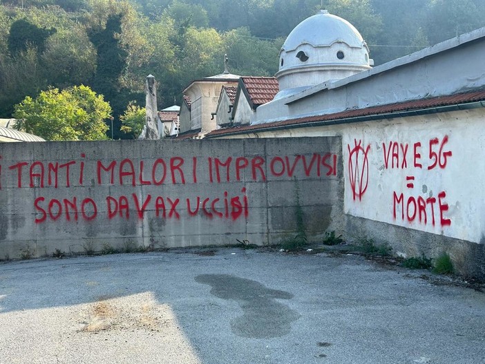 Scritte no vax al cimitero e insulti online: il sindaco di Carcare denuncia gli haters Scritte no vax al cimitero e insulti online: il sindaco di Carcare denuncia gli haters