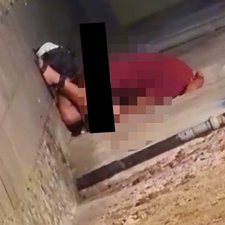 Sesso nel centro storico di Albenga: nel pieno della movida si accoppiano nel vicolo