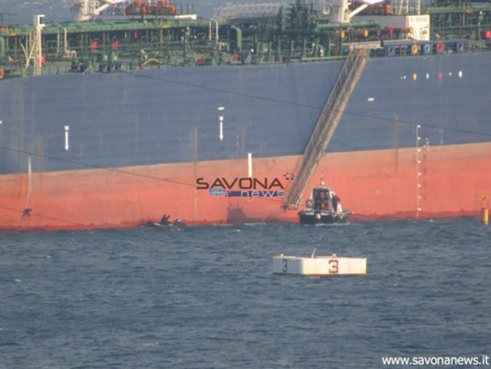 "Giallo" Seajewel, la Capitaneria dispone nuovi controlli: al campo boe Sarpom ispezioni mensili con i sub "Giallo" Seajewel, la Capitaneria dispone nuovi controlli: al campo boe Sarpom ispezioni mensili con i sub