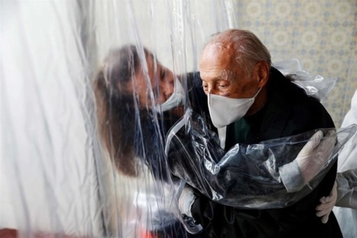 Vaccino o tampone obbligatorio per visitare i parenti nelle Rsa. Rambaudi (Opere Sociali): "Le strutture non potranno farsene carico" Vaccino o tampone obbligatorio per visitare i parenti nelle Rsa. Rambaudi (Opere Sociali): "Le strutture non potranno farsene carico"