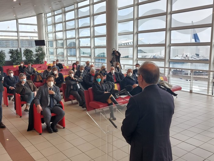 Deposito Gnl a Vado. Autorità Portuale: "Ipotesi c'è, dovrà esserci un confronto con il territorio". Giuliano: "Nuove opportunità da gestire intorno ad un tavolo" Deposito Gnl a Vado. Autorità Portuale: "Ipotesi c'è, dovrà esserci un confronto con il territorio". Giuliano: "Nuove opportunità da gestire intorno ad un tavolo"