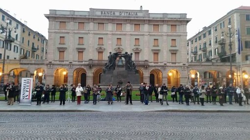 "Siamo qui per difendere l'uomo da un attacco senza precedenti nella storia": le Sentinelle in Piedi a Savona contro le Unioni Civili