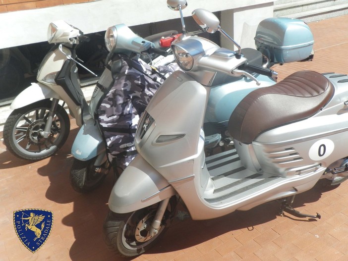 Rubano scooter e biciclette per poi tentare di trasportarle all'estero. Serrati controlli nei porti da parte della Stradale Rubano scooter e biciclette per poi tentare di trasportarle all'estero. Serrati controlli nei porti da parte della Stradale