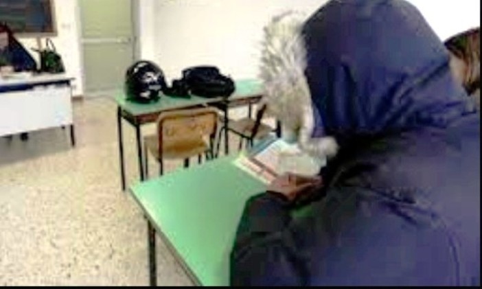 Patire il freddo tra le mura scolastiche: insegnanti "in giacca agli scrutini", studenti in uscita anticipata per "l'assenza di riscaldamento"