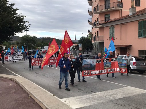 I lavoratori Schneider Electric in corteo lo scorso ottobre