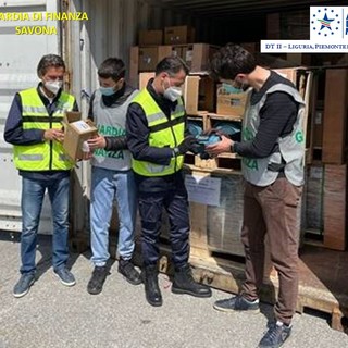 Motori elettrici non regolari "made in Cina": Finanza e Agenzia delle Dogane sequestrano 2 container nel porto di Vado Ligure