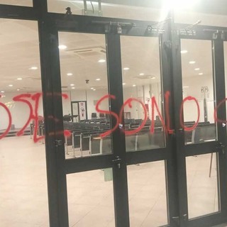 Palazzo della Provincia imbrattato, il vice presidente Aghittino: "I danni sono tanti, li faremo pagare"