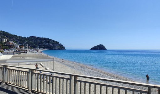 Spotorno, i balneari disertano la cerimonia di consegna della Bandiera Blu: "No a una narrazione di facciata" Spotorno, i balneari disertano la cerimonia di consegna della Bandiera Blu: "No a una narrazione di facciata"