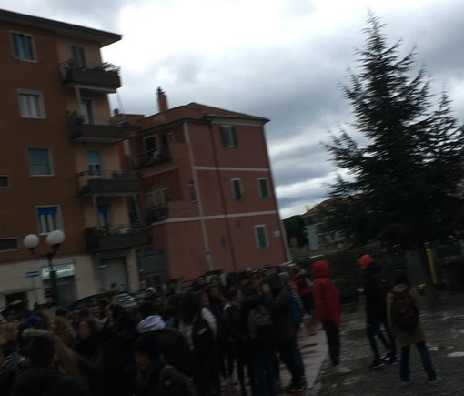 Sezione Classica del "Bruno" di Albenga: aule fredde, studenti in piazza