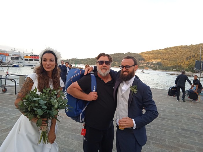 Matrimonio con sorpresa per due neosposi alassini: dopo le nozze ecco Russel Crowe Matrimonio con sorpresa per due neosposi alassini: dopo le nozze ecco Russel Crowe