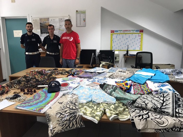 Alassio, maxi operazione anti abusivismo della Polizia Municipale: migliaia di capi sequestrati Alassio, maxi operazione anti abusivismo della Polizia Municipale: migliaia di capi sequestrati