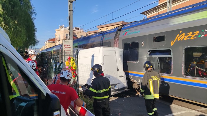 Loano, treno in transito scontra furgoncino: paura al passaggio a livello di via Stella (FOTO e VIDEO)