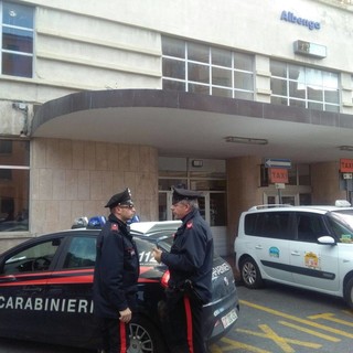 Lite in stazione ad Albenga, un uomo ferito alla spalla, forse con un coltello