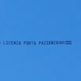 "Senza licenza porta pazienza": nei cieli liguri lo sfottò dei sampdoriani ai tifosi del Genoa "Senza licenza porta pazienza": nei cieli liguri lo sfottò dei sampdoriani ai tifosi del Genoa