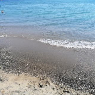 Pietra Ligure, la ricetta dell’opposizione sulle concessioni balneari: “Aste per un anno e nuovo piano spiagge”