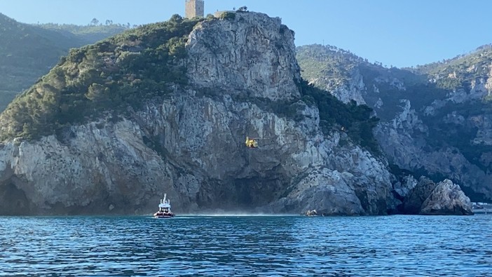 Varigotti, soccorsi mobilitati per un ragazzo caduto dagli scogli di Punta Crena (FOTO e VIDEO)