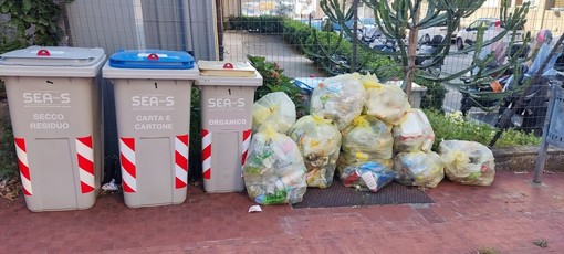 Porta a Porta a Savona, un lettore: "Cestini per rifiuti solo nelle vie centrali, oltre Letimbro 'rumenta' per terra decuplicata" Porta a Porta a Savona, un lettore: "Cestini per rifiuti solo nelle vie centrali, oltre Letimbro 'rumenta' per terra decuplicata"
