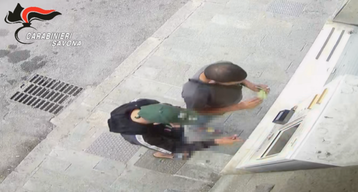 Savona, rubano un portadocumenti e usano le carte di credito: denunciati Savona, rubano un portadocumenti e usano le carte di credito: denunciati