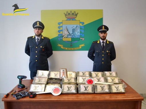 Droga nascosta tra le banane, la Finanza sequestra 83 kg di cocaina nel porto di Vado: arrestati tre albanesi (FOTO e VIDEO)