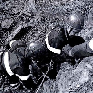 Sassello, cane da caccia intrappolato in una tana: salvato dai vigili del fuoco e dal SAF
