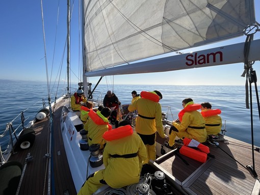 Savona, la Leon Pancaldo continua a navigare e gli studenti del Nautico fanno attività in mare. Dirigente Gozzi: "Senza la vendita servizi così ce li saremo sognati" (FOTO)