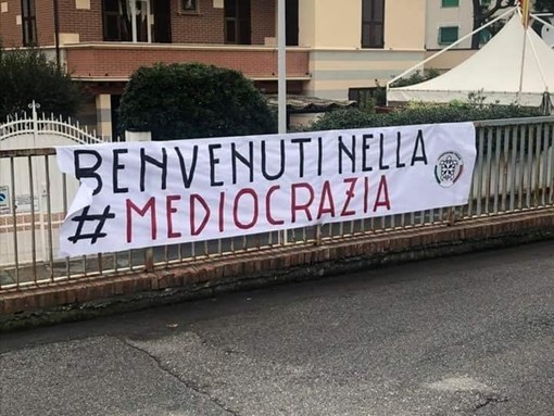"Benvenuti nella #Mediocrazia": nuovo striscione di CasaPound ai Piani di Celle