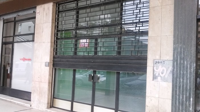 Una serranda abbassata di un'attività dell'Oltreletimbro Una serranda abbassata di un'attività dell'Oltreletimbro