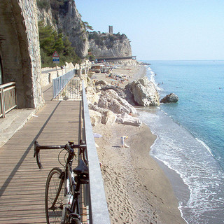 In un'immagine di repertorio la passerella che collega il lungomare Migliorini a Capo San Donato In un'immagine di repertorio la passerella che collega il lungomare Migliorini a Capo San Donato