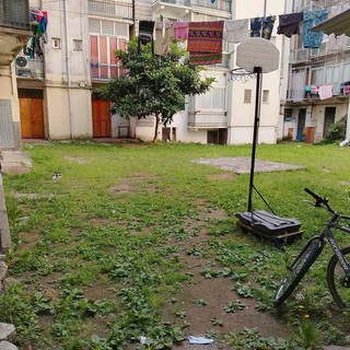 42enne cade dal quarto piano, è ricoverata in Rianimazione: non sarebbe in pericolo di vita