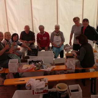 Andora, per la Festa di Santa Rita dopo la benedizione delle rose, tutti al lavoro per la sagra più antica di Liguria