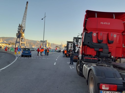 Sciopero del settore autotrasporto merci: bloccati i varchi portuali a Savona e Vado Ligure