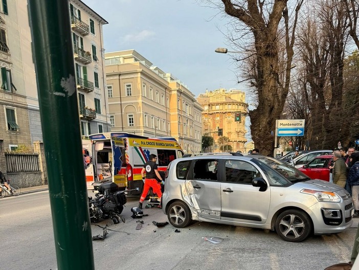 Savona, incidente tra un'auto e una moto dei carabinieri
