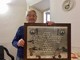 La signora Virginia Aicardi dona un quadro sui soldati di Tovo al sindaco